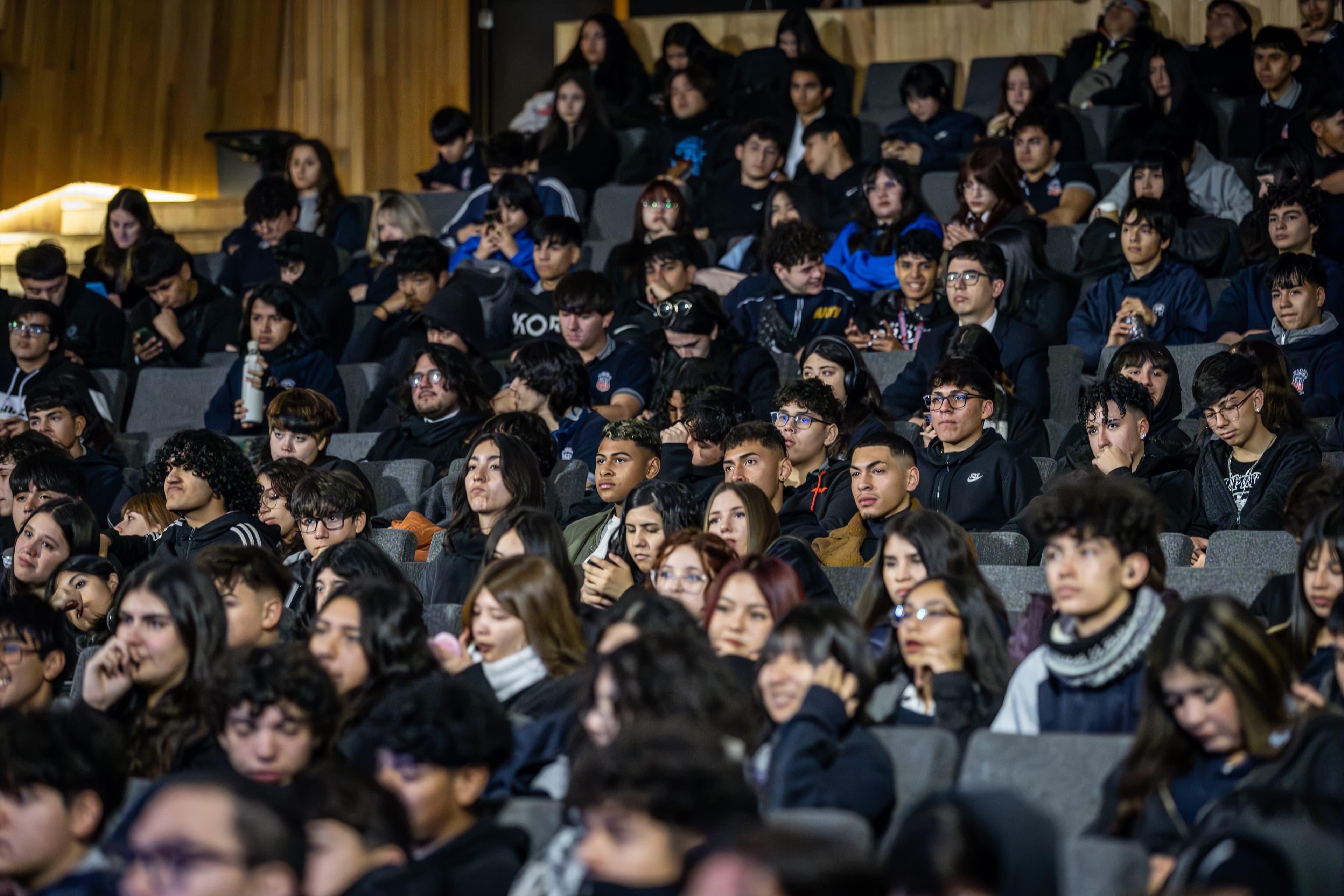 Auditorio lleno de jóvenes atentos a las charlas del Congreso HiveYoung
