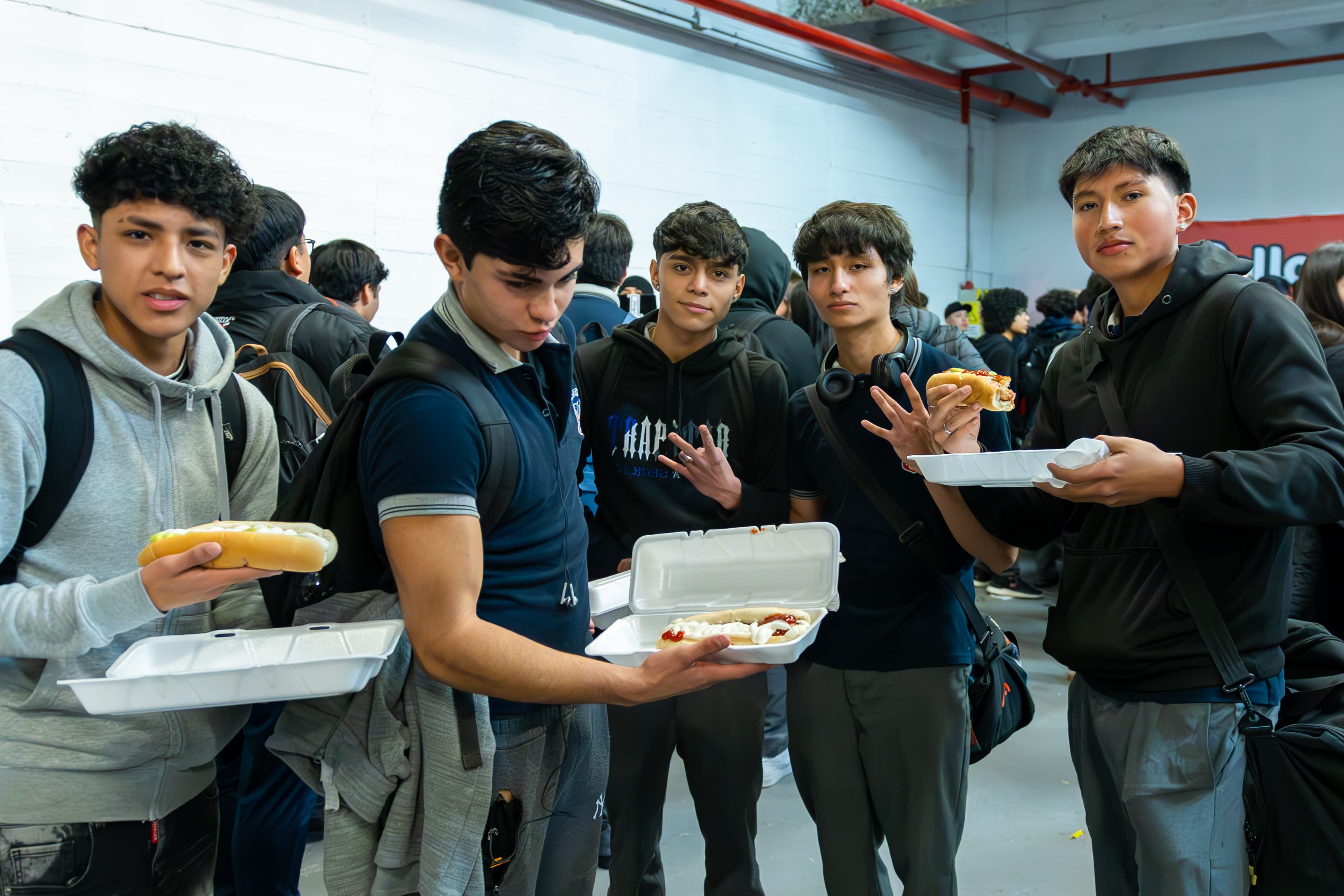 Grupo de jóvenes compartiendo en el Congreso HiveYoung