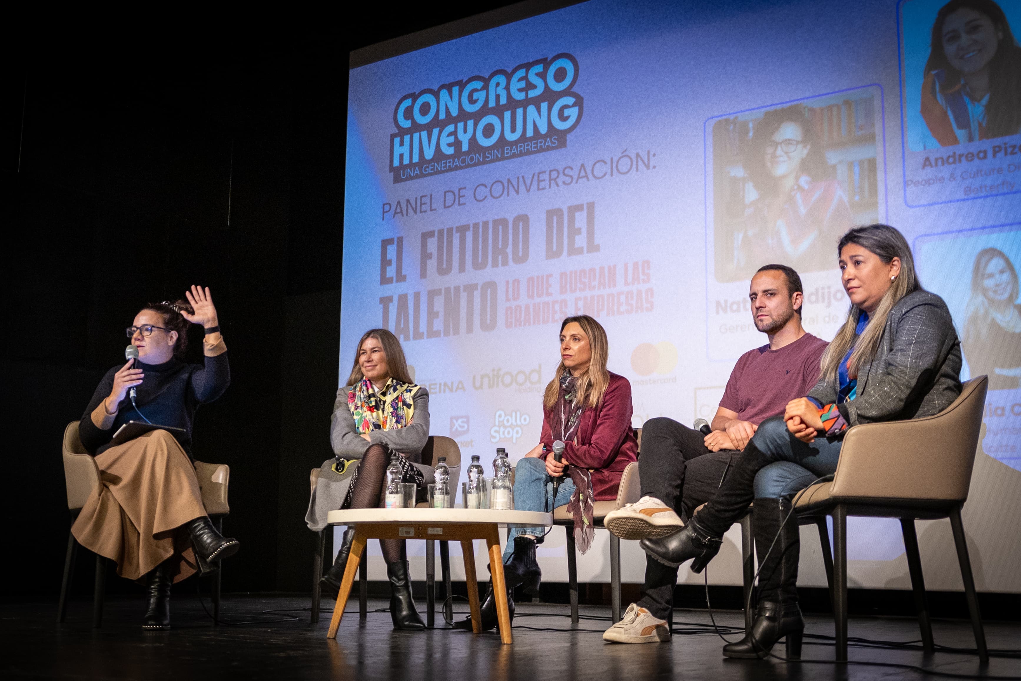 Panel de expertos discutiendo sobre el futuro del trabajo en el Congreso HiveYoung