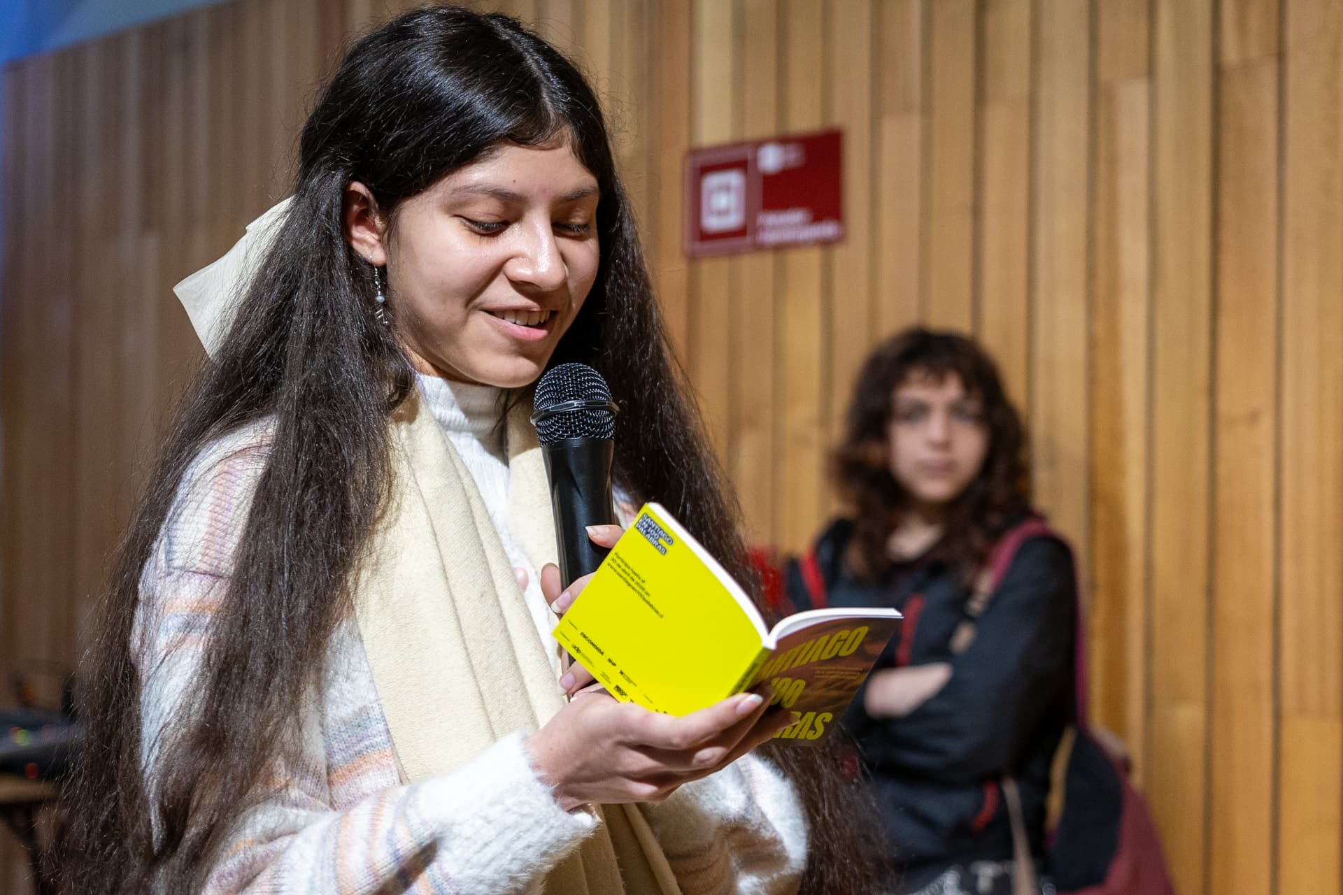 Joven participando en un taller de Santiago100Palabras en Congreso HiveYoung