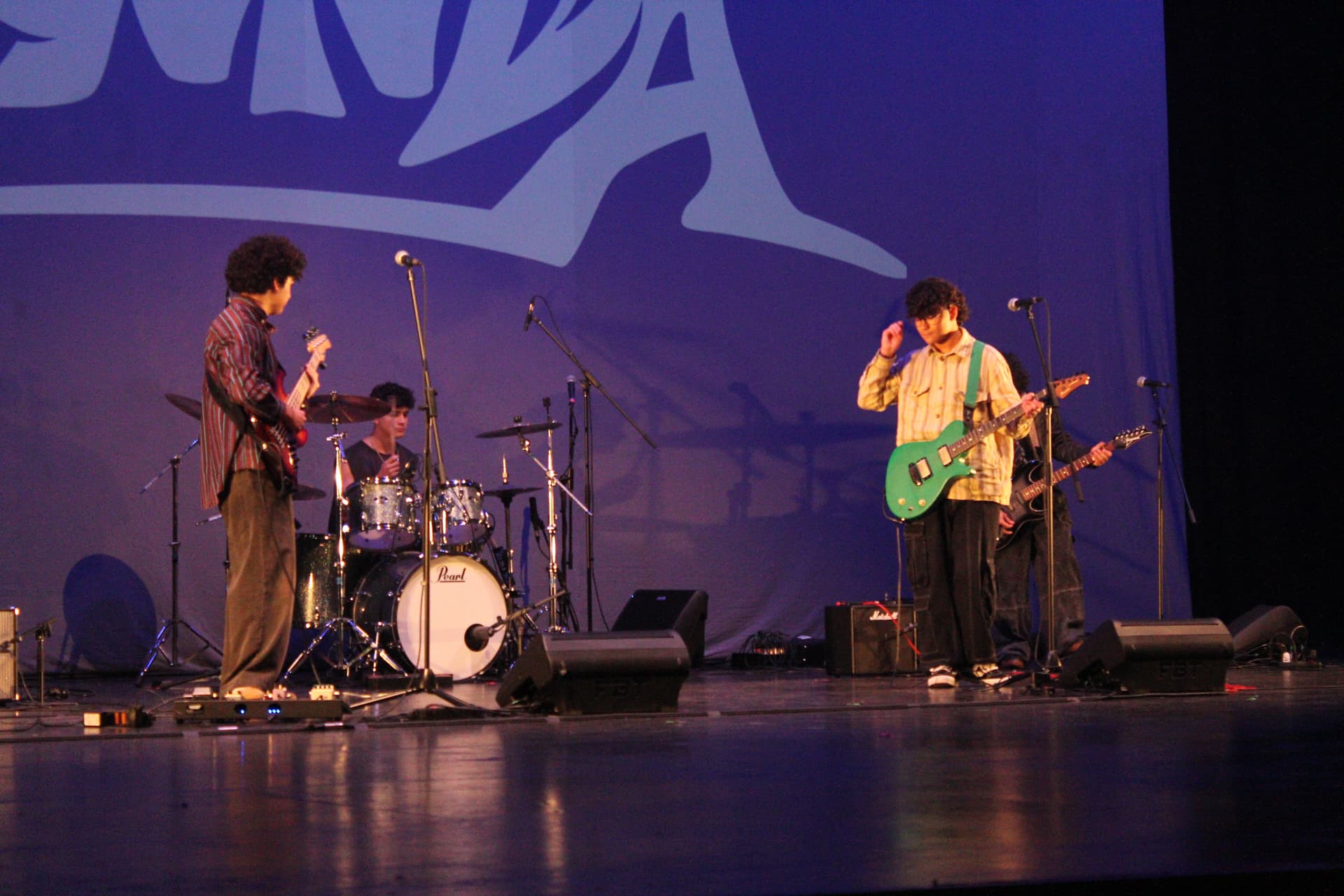 Banda Lamvda presentadose en el Congreso HiveYoung