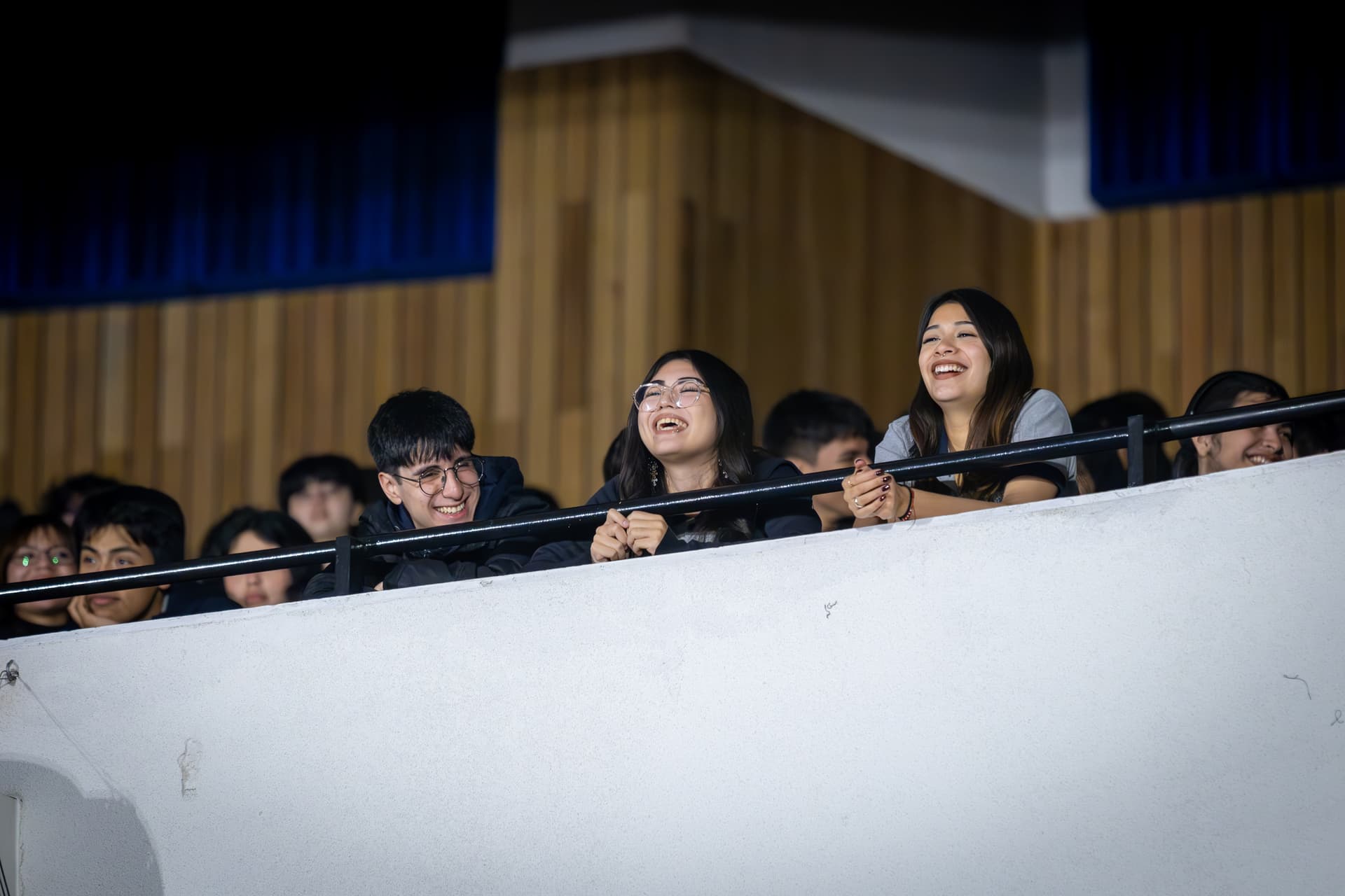 Tres jóvenes riéndose en el Congreso HiveYoung